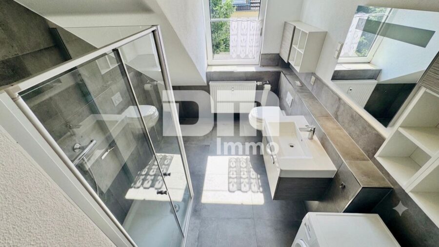 (R)erserviert!!!Exklusive Dachgeschosswohnung mit Balkon & Garage in gefragter Lage der Eichwaldsiedlung - DG Badezimmer / Dusche / Waschmaschine